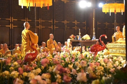 Hình ảnh đêm hoa đăng cầu nguyện quốc thái dân an tại chùa Bái Đính